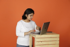 用笔记本电脑办公的美女图片